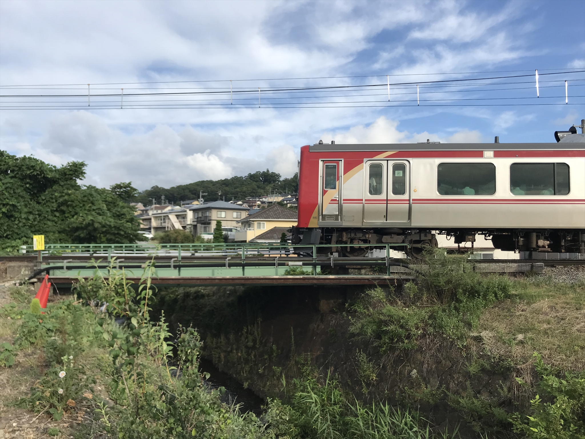 駒沢川にかかる鉄橋を渡る